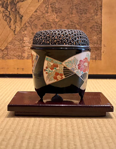 日本　京焼（または九谷焼）黒釉扇面花紋三足香炉 昭和時代（1950 年～1980 年代頃）