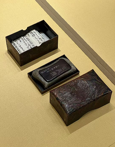 清代　端石「古玉硯」（琴式／風字硯）