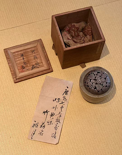 日本 宋仿青磁 捻り紋三足香炉 明治～大正時期（19 世紀末～20 世紀初頭）